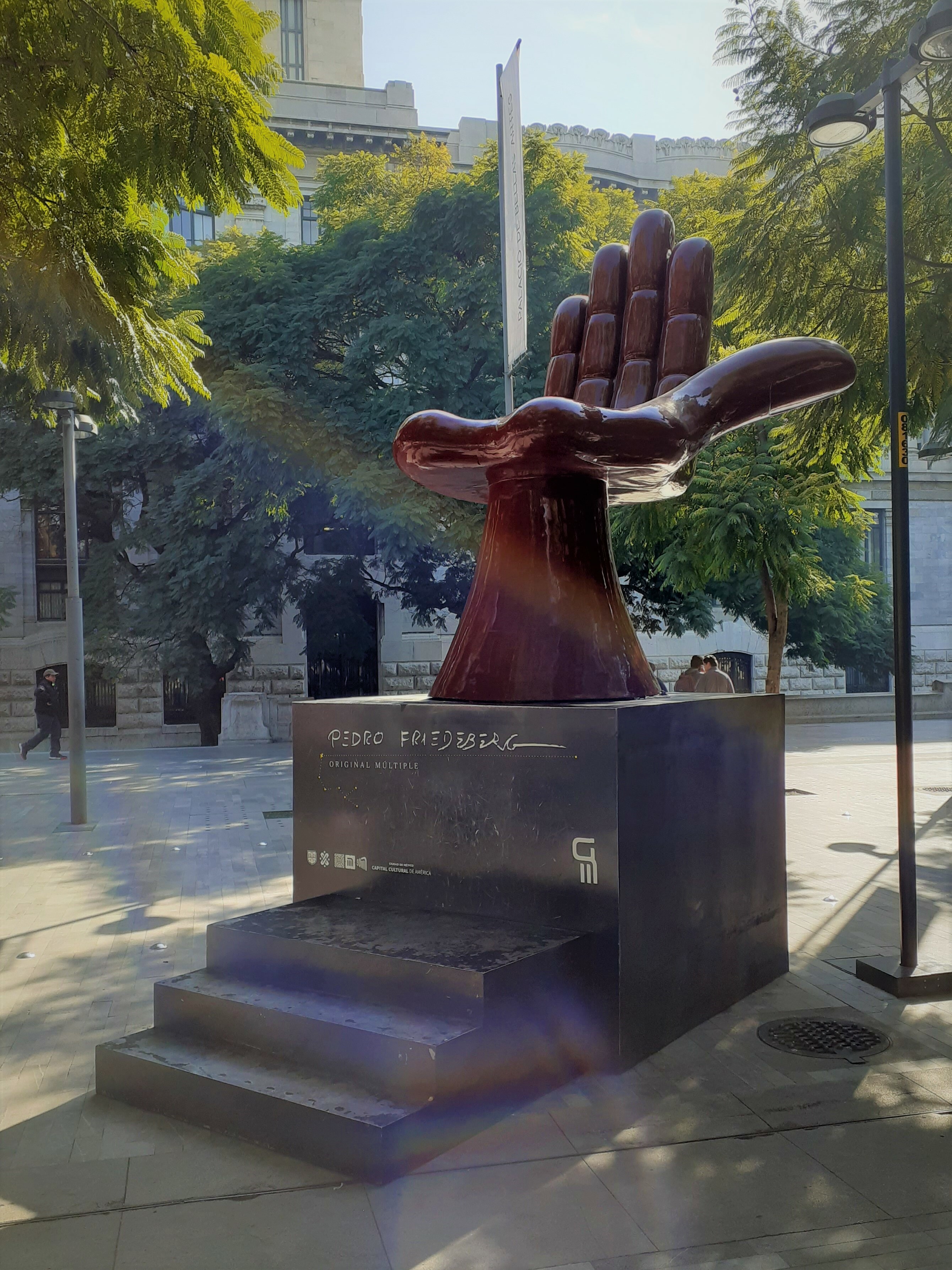 abbildung-2-hand-sessel-skulptur-in-mexiko-city.jpg