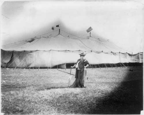 sarah_bernhardt_1844-1923_full_length_standing_facing_right_in_front_of_her_tent_at_dallas_texas_mar._26_1906_lccn2005692238.tif.jpg