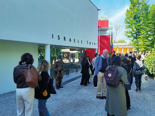 20240417_kunstler-vor-dem-israel-pavillon-foto-michael-bittner.jpg