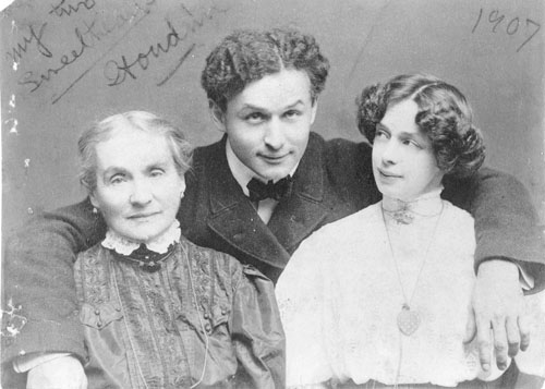 1-harry_houdini_with_his_wife_beatrice_and_mother_cecilia_steiner_weiss_3c12416u.jpg