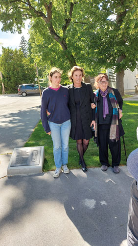 1b-familie-mit-tafel.jpg