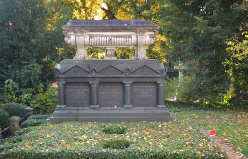 9_frankfurt_hauptfriedhof_grab_c_83-85_von_erlanger.jpg