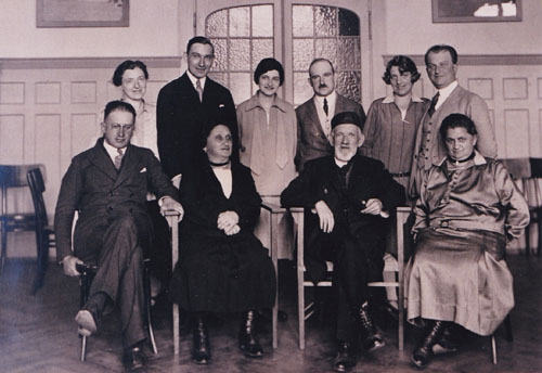 friedl-emma-leopold-bermann-lotte-bollack.-dahinter-josef-und-sara-bermann.jpg