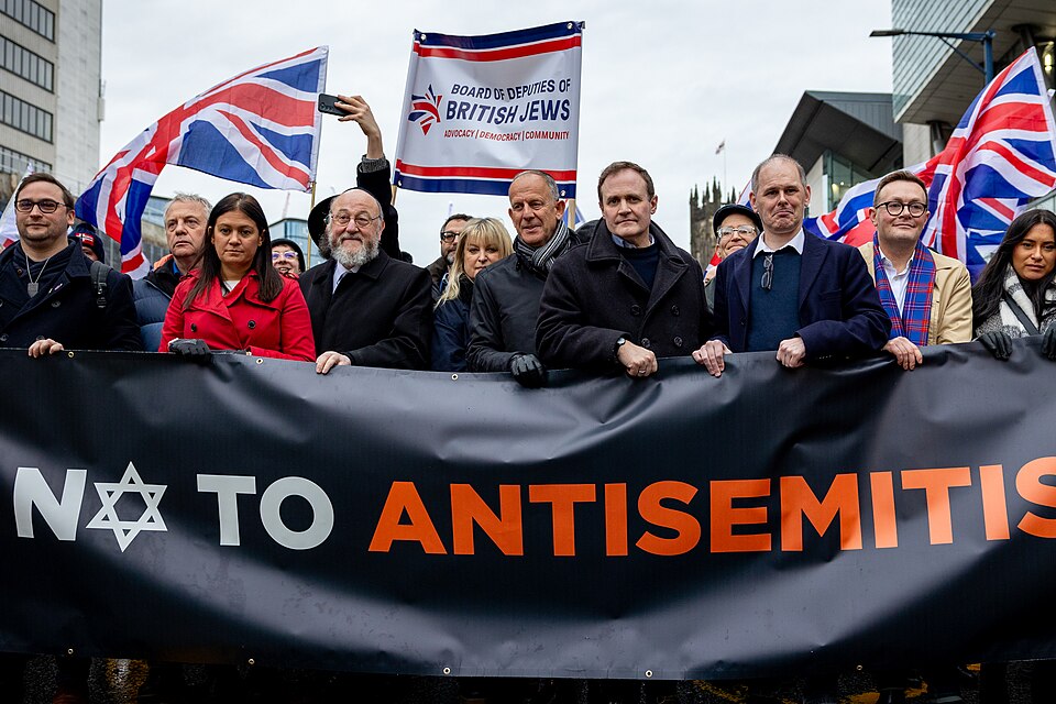 abbildung-2-sicherheitsminister-tugendhat-beim-marsh-gegen-antisemitismus-manchester-2024.jpg