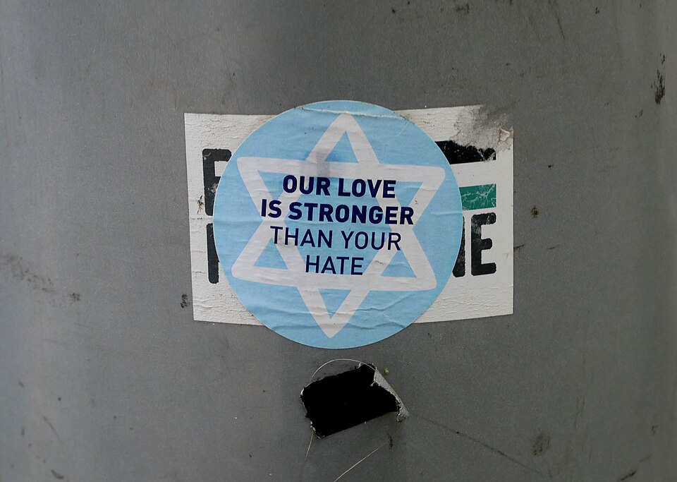 abbildung-3-sticker-gegen-antisemitismus-ealing.jpg