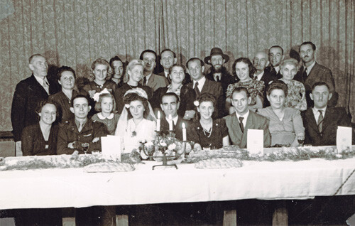 84-hochzeitsgesellschaft-adambrau-1946_copyright_dr.-jeffrey-wisnicki.jpg