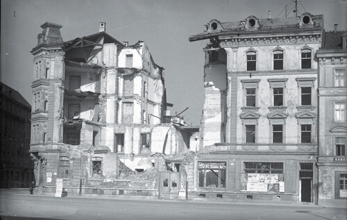 61-polizeidirektion-mit-bombenschaden-krpl-3059-copy-2_copyright_stadtarchiv-innsbruck.jpg
