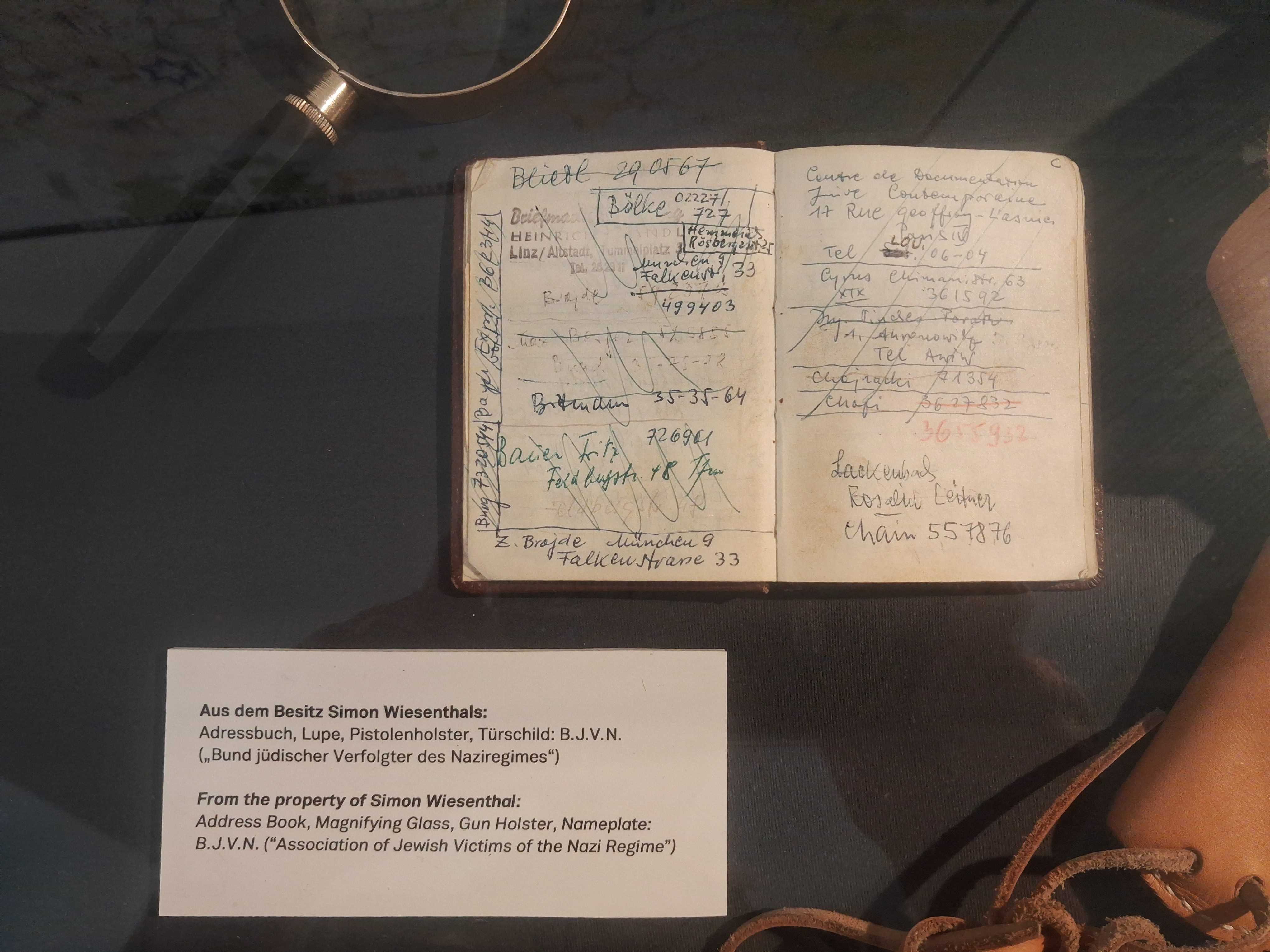 abbildung-4-wiesenthals-adressbuch-mit-der-anschrift-von-fritz-c.-bauer.jpg