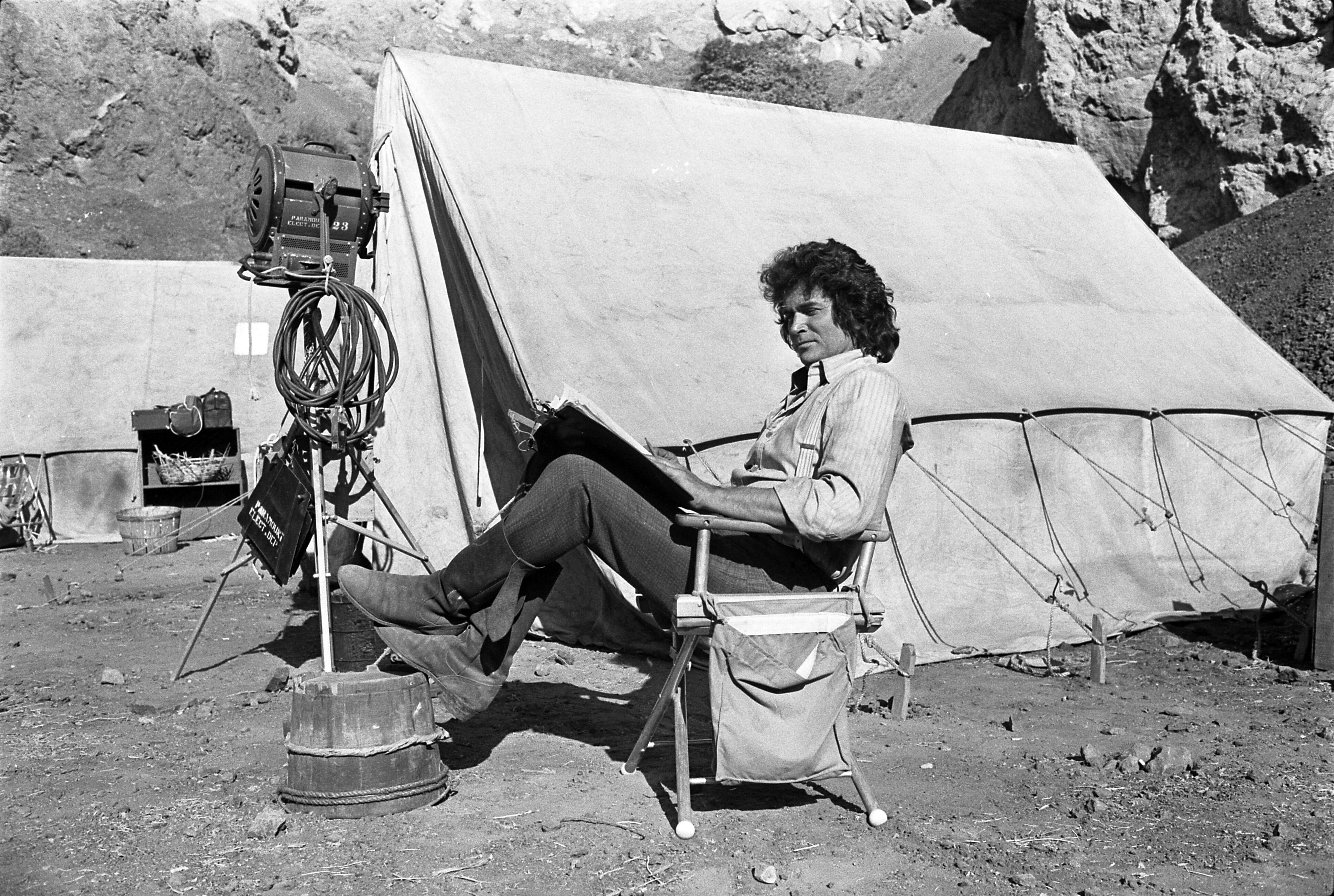 michael_landon_on_the_set_of_little_house_on_the_prairie.jpg